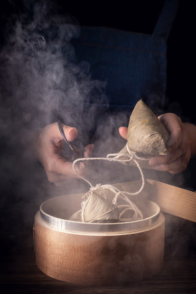 粽子，女人要在木桌上吃蒸饺，端午节著名美食端午设计理念，拉近，复制空间