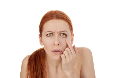 一个女人看着她的眼睛检查她的健康状况