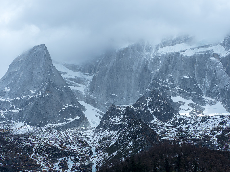 四姑娘山(四姐妹山，东方阿尔卑斯山)的景观，在阿加瓦族羌族自治州，中国四川省。