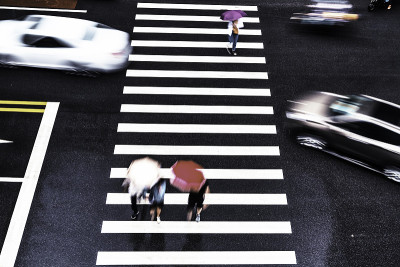 城市斑马线和建筑物在雨中