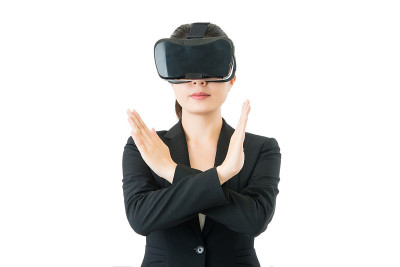 亚洲业务的女人。VR眼镜拒绝手势