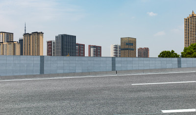 城市高层建筑旁的高速公路地下通道