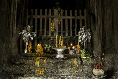 点燃蜡烛在寺庙祈祷