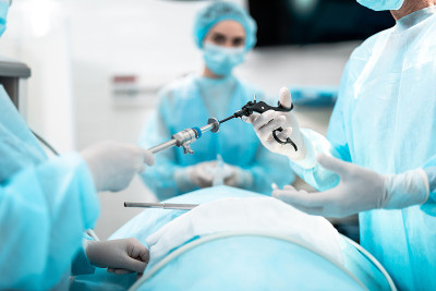 护士在手术中给医生使用腹腔镜器械