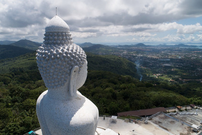 卫塞天背景概念大佛在泰国普吉岛高山上鸟瞰无人机拍摄。