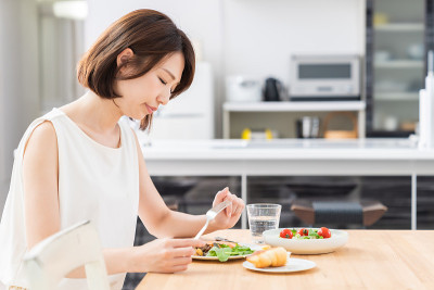 有魅力的亚洲女人吃东西，没有胃口