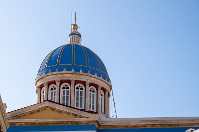 在希腊基克拉迪斯的埃尔穆波里塞罗斯岛，Agios Nikolaos在希腊正教会的注视下。