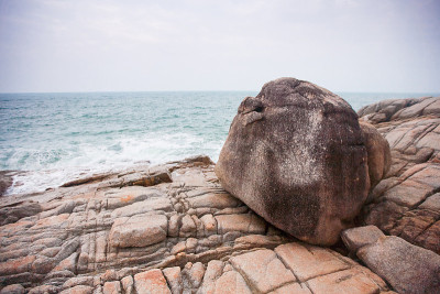 海浪冲击着海岸上的岩石