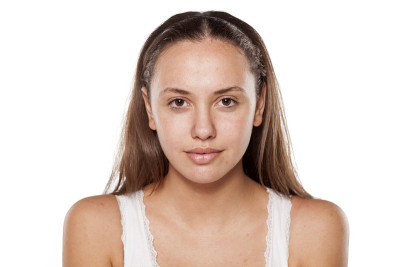 微笑的女人没有化妆