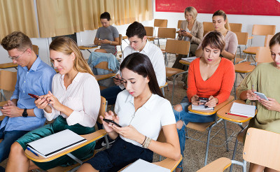 学生在课堂上使用智能手机