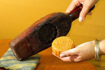 合上厨师手取出月饼