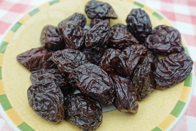 成熟的法国西梅干准备吃