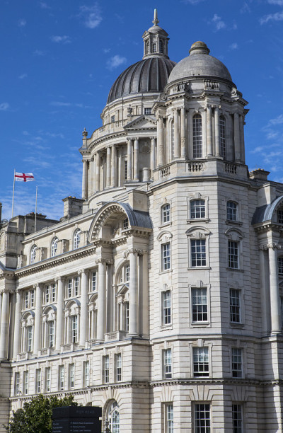 英国利物浦码头上的利物浦港建筑