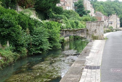 小溪“Le Beuvron”穿过克莱西村Nièvre Bourgogne Franche-Comté