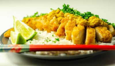 香酥鸡配上咖喱鱼片酱和蓬松的米饭