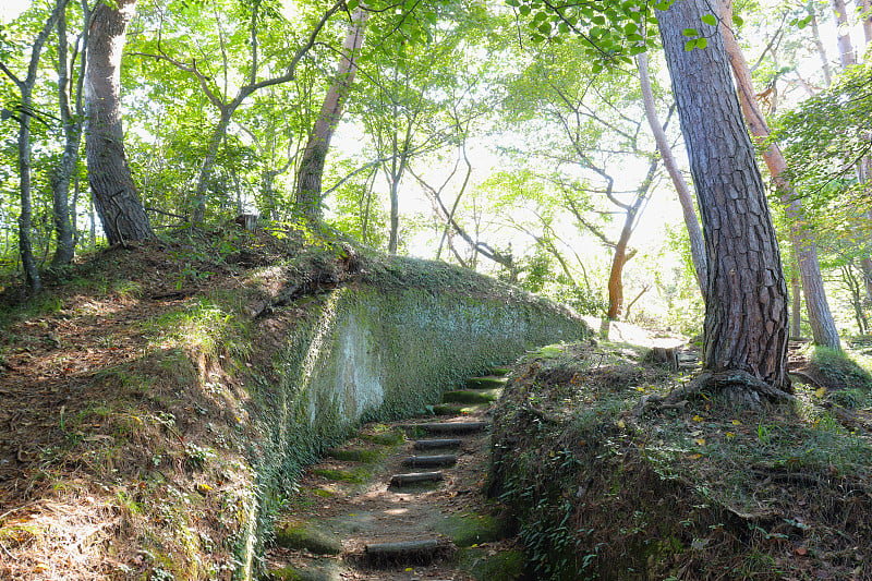 日本宫城县东松岛市宫本岛御高森观景台的古色古香的御松岛路