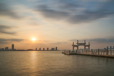 中国苏州，古老的建筑，桥梁和美丽的风景太湖