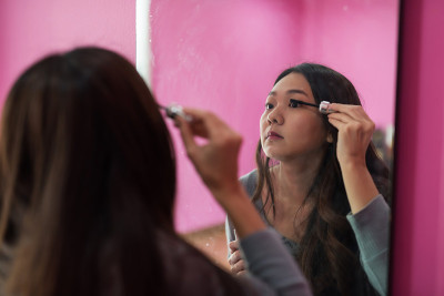 女孩在睫毛上涂睫毛膏