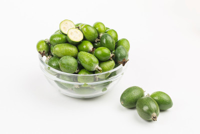 Feijoa水果在白色的背景