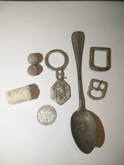 金属探测器从森林中找到