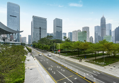 中国深圳的城市道路和现代化办公大楼