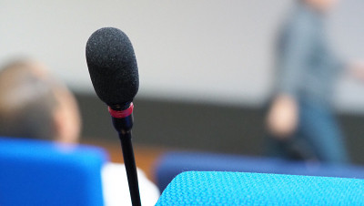 会议厅小型扩音器，用于商务研讨会演讲