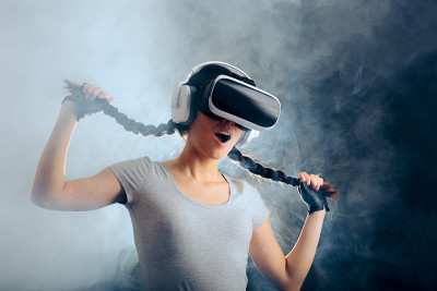 戴着VR眼镜的女性在虚拟增强现实体验中