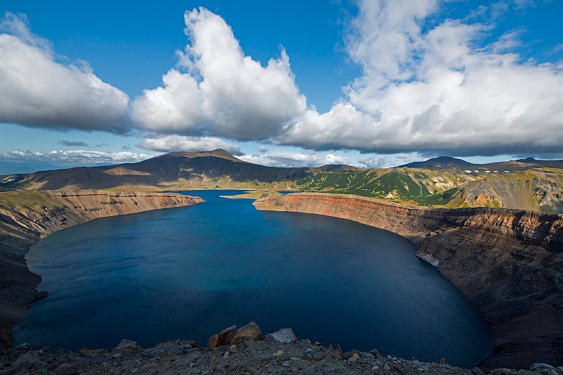 俄罗斯堪察加半岛上的苏达赫火山口湖