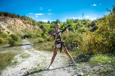 女武士在户外手持大砍刀