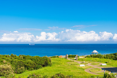 夏天蔚蓝的天空和美丽的大海的海啸岛灯塔公园