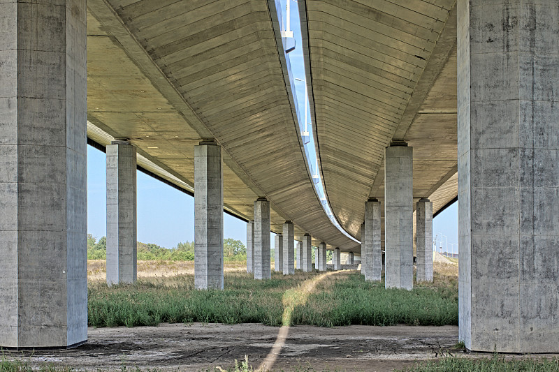 在公路大桥