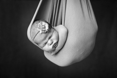 平静的新生女婴被悬挂在毛毯中，黑白相间