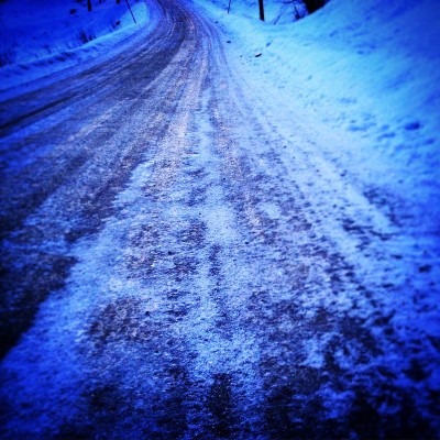 白雪覆盖的树木和道路