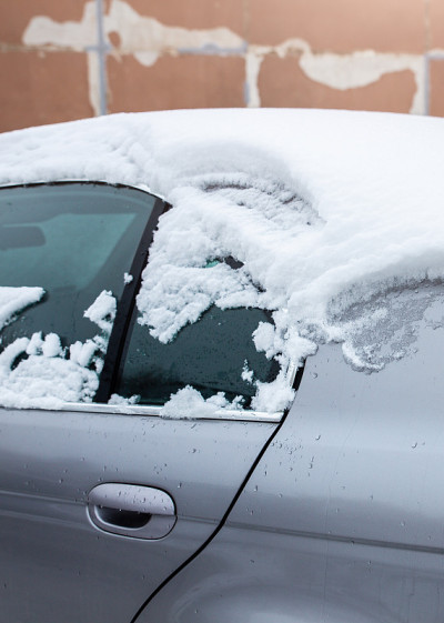 车在雪地里。冬天的天气的概念。冰冷的概念。Windows在冰。