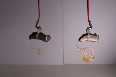 白色孤立背景上的助听器。援助充耳不闻。