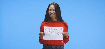拿着打折牌的年轻女子
