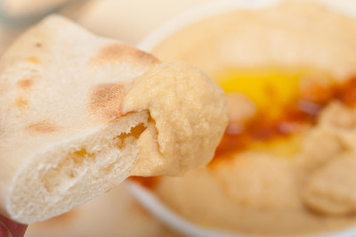 鹰嘴豆泥配皮塔饼
