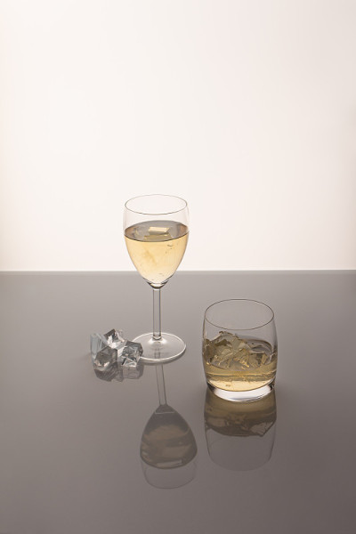 绿茶康普茶杯，加冰块放在丙烯酸杯上