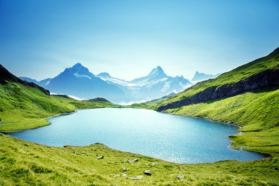 Schreckhorn和Wetterhorn来自瑞士伯尔尼斯高地的Bachalpsee湖