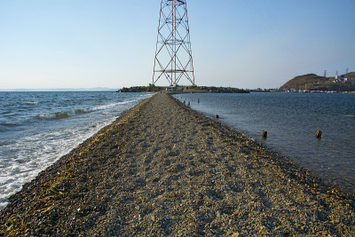 在海中填满了通往灯塔的道路，在海中线的沙滩上通行
