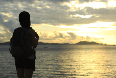 年轻女子在海边徒步旅行