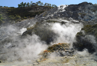 活火山索尔法塔拉内的喷气口