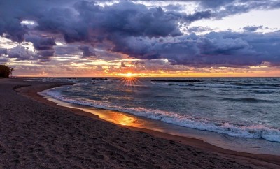 秋天的伊利湖海滩日落与波浪
