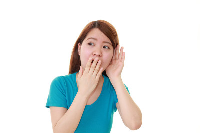 一位妇女把手放在耳朵上