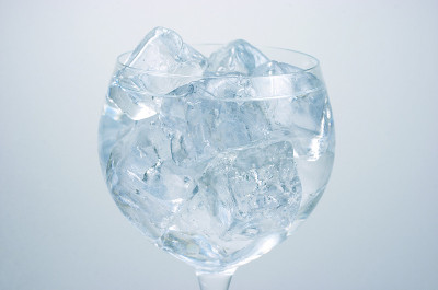 水和冰块。
