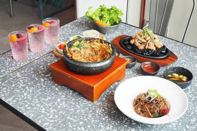 餐桌上流行的传统韩国食物;Japchae;韩式炒面配蔬菜，烤五花肉或烧烤。