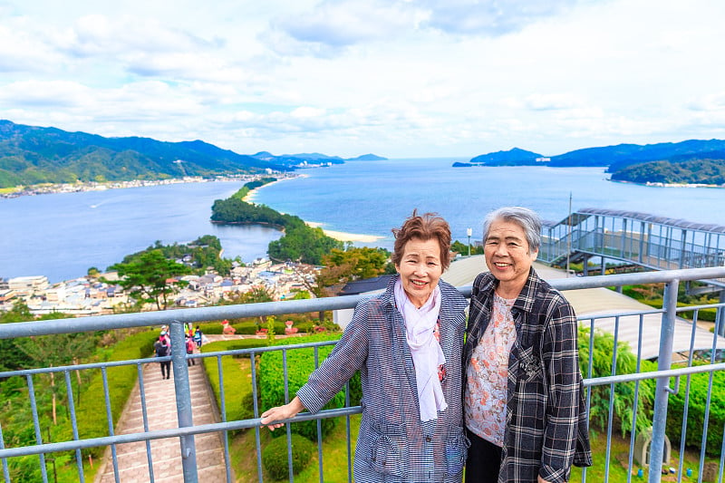 两名女性参观日本天之桥