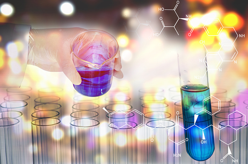 科学家手拿实验室试管的双重曝光