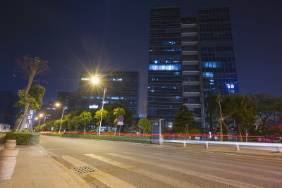 夜晚的道路和现代建筑