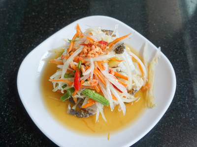 泰式香辣木瓜沙拉配鲜蓝蟹，泰式美食